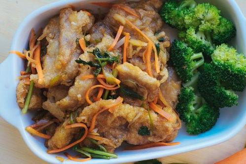锅包肉的做法视频,外酥里嫩，酸甜可口，家庭必备美食教程