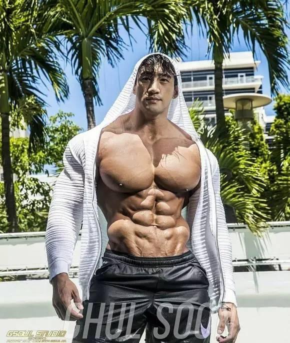 韩国肌肉男黄哲勋跳舞,动感舞步点燃舞台魅力