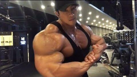 韩国肌肉男黄哲勋跳舞,动感舞步点燃舞台魅力