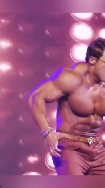 韩国肌肉男黄哲勋跳舞,动感舞步点燃舞台魅力