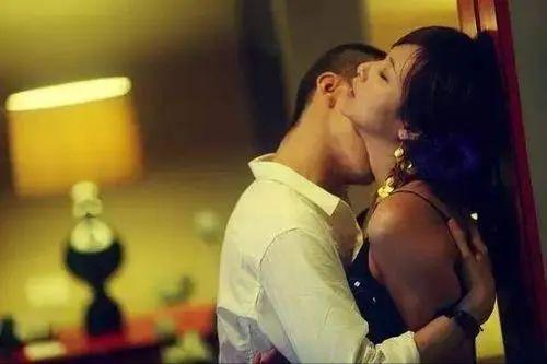 干露露床戏吻戏视频直播,尺度惊人引发热议