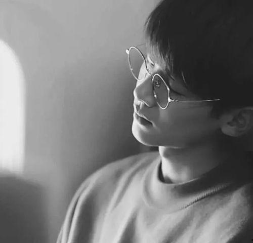 戴眼镜帅哥图片大全,盘点戴镜帅哥风采瞬间