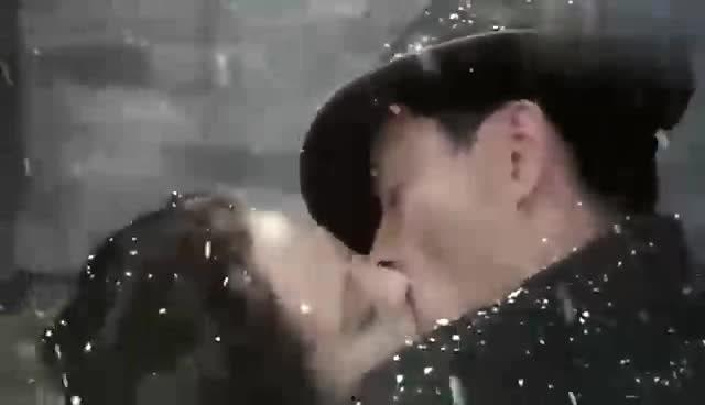 电影许文强冯程程床戏,许文强与冯程程的床戏瞬间