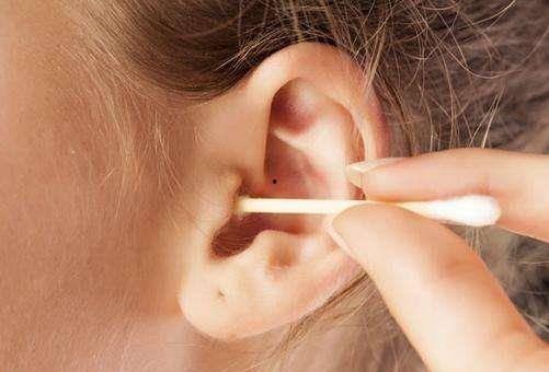 耳朵掏出黑色硬块图片,黑色硬块之谜揭晓