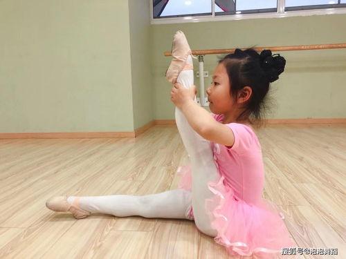 跳舞压腿视频,轻松解锁腿部柔韧性新境界