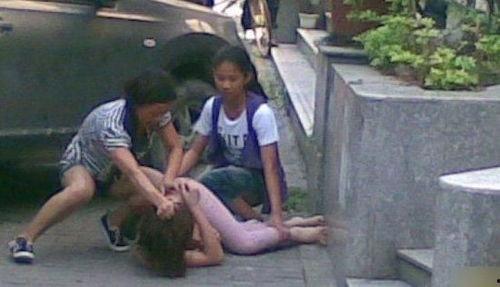 小三被扒衣服视频,道德底线何在？